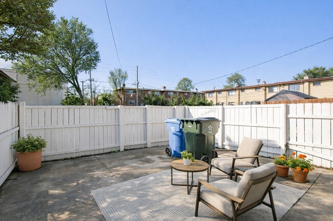 Building Photo - 612 Maple Ct