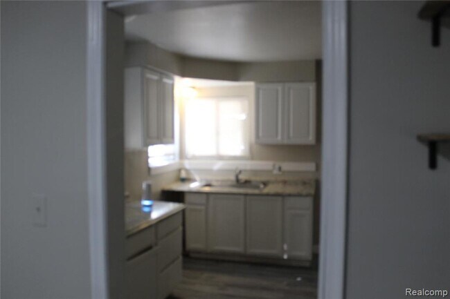 Building Photo - Updated Inkster 3 Bed / 1 Bath Home w/ Garage & Basement