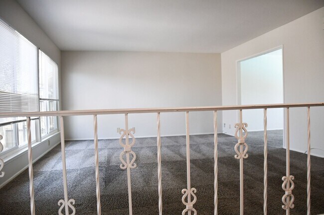 Building Photo - 522 E Collins Ave
