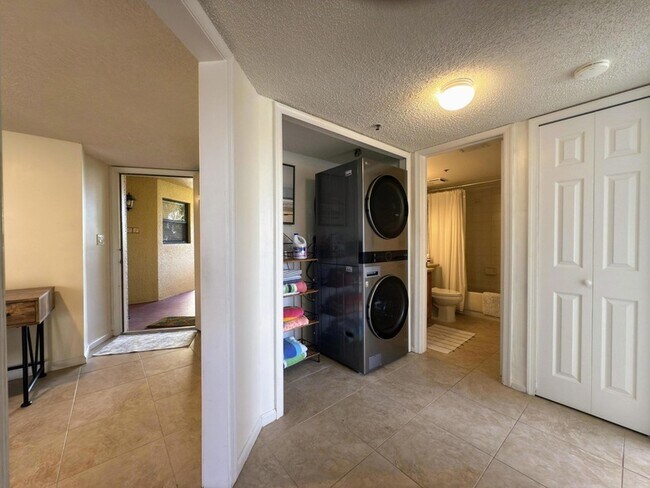 Building Photo - 700 Uno Lago Dr