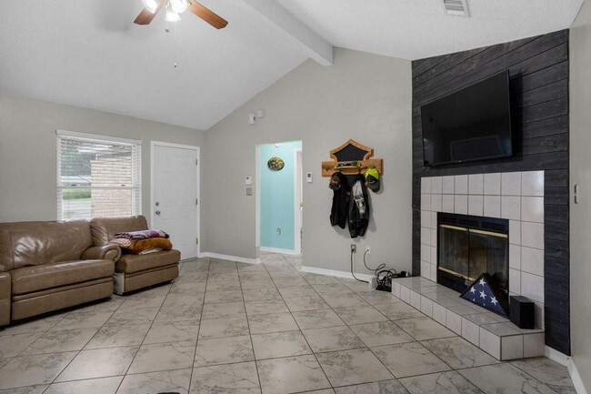 Building Photo - Featuring 3 spacious bedrooms and 2 full bathrooms, this residence blends comfort, style, and con...