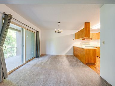 Building Photo - Natural light in this 2 bedroom 1 bath condo.