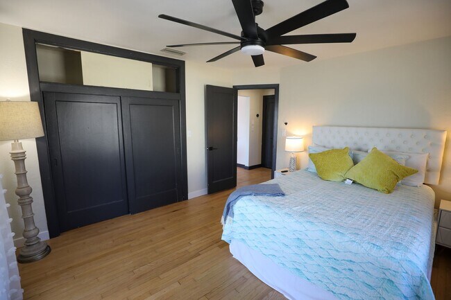 Building Photo - Fully Furnished Luxury Waterfront Unit w/in Walking Distance to the Shopping, Beach, Restaurants,...