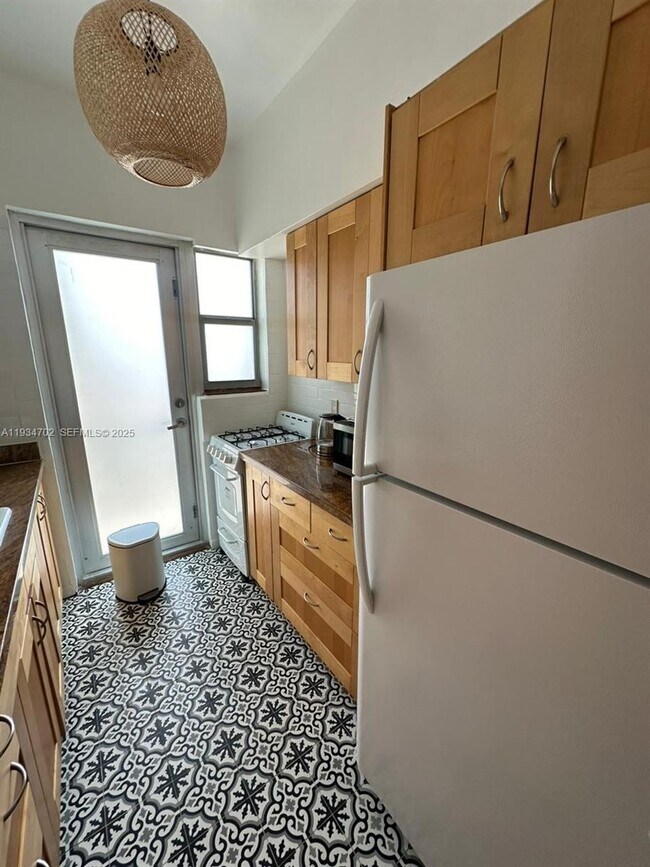 Building Photo - 1840 James Ave