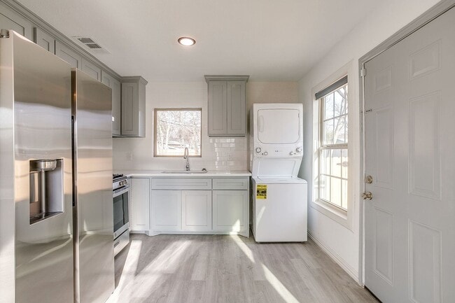 Building Photo - Remodeled 2 Bed 1 Bath Home Ready for New Tenants Near the River District-76114