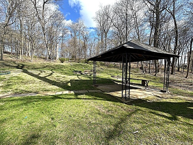 Building Photo - 8 Ridge St