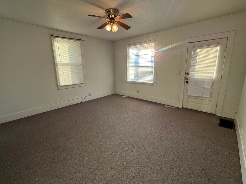 Building Photo - 222 N Dubuque St