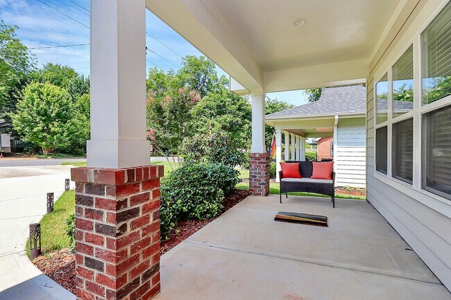 Building Photo - Newer Build Single Family in Washington Heights!