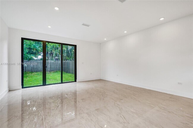 Building Photo - 2887 SW 33rd Ave