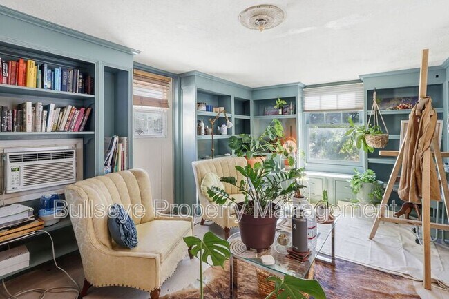 Building Photo - 525 W Lynwood St