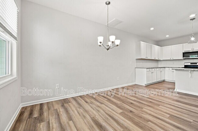 Building Photo - 739 Putney Hl Rd