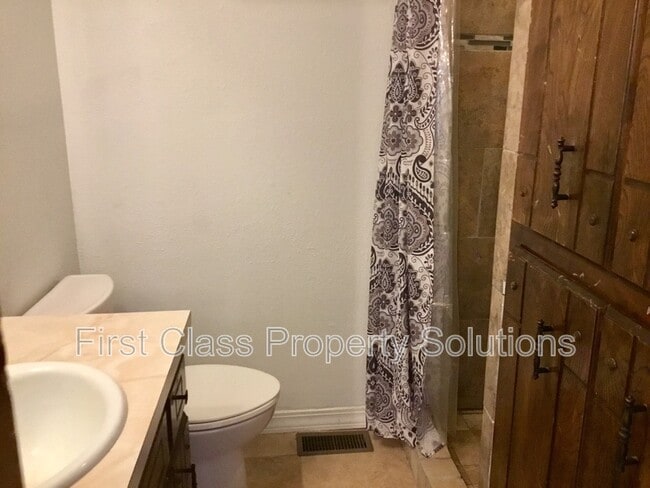Building Photo - 2807 S Estate Dr