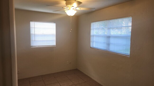 Building Photo - 3 bedroom one bath