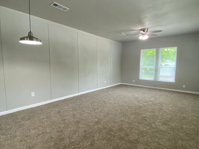 Building Photo - 1101 W Lone Star Ave