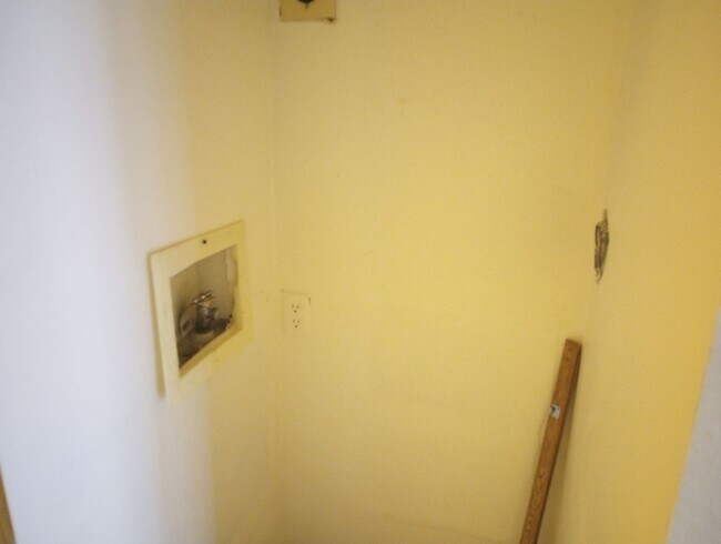 Building Photo - Dearborn 2 bed 1 bath, Great location off ...