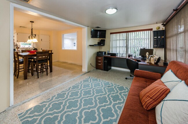 Building Photo - 245 Bel Forest Dr