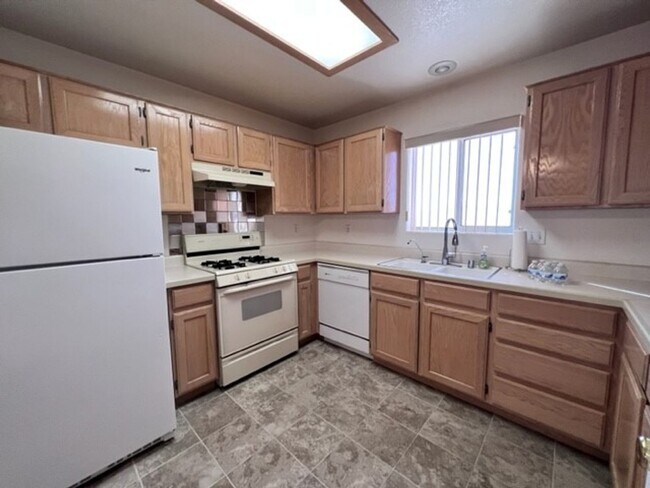 Building Photo - Silver Sands Community Home with fenced Yard 2BR plus bonus area