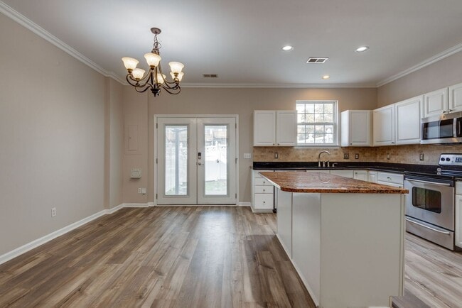 Building Photo - Beautiful Lenox Village Townhome!