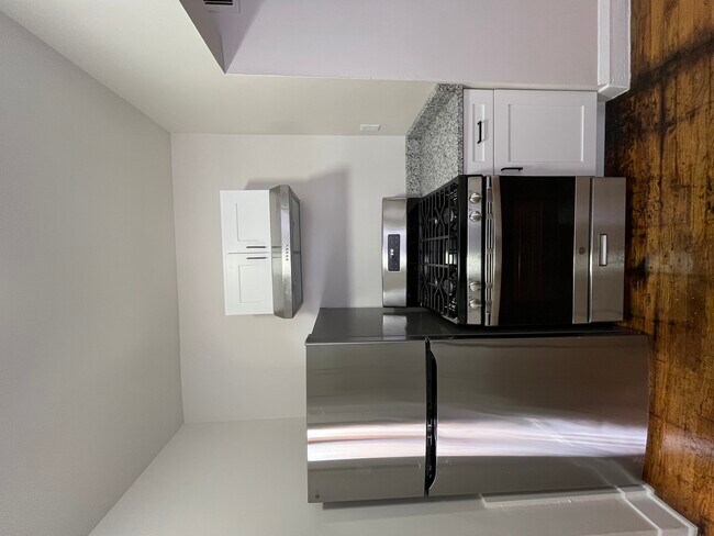 Building Photo - 1327 N Lorel Ave