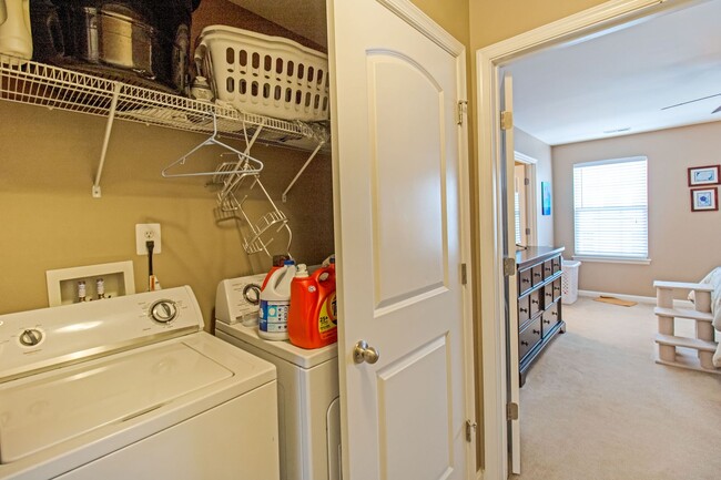 Building Photo - Beautiful 4-Bed, 3.5-Bath End Unit Townhom...