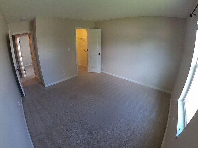 Building Photo - Large 3 Bedroom Home
