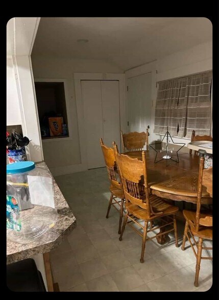 Dining area - 1404 N Walnut St
