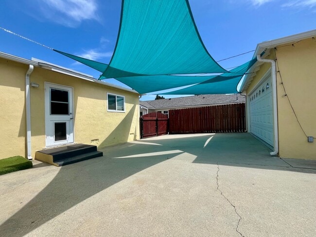 Building Photo - VISTA DEL ORO  3 BEDROOM HOUSE