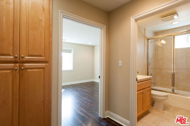 Building Photo - 826 Main St