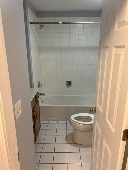 Building Photo - 7256 N Rogers Ave