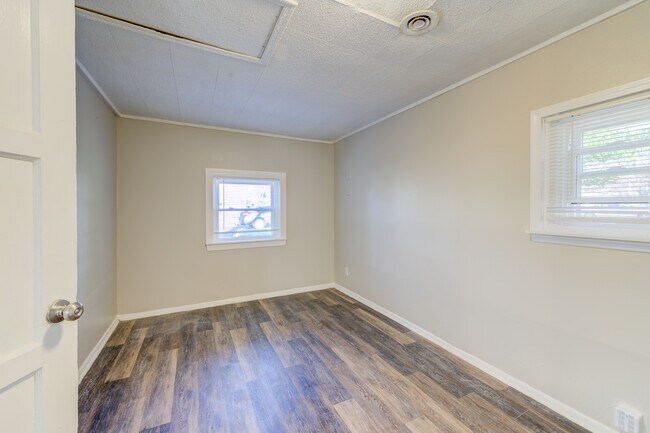 Building Photo - 414 S Harvey Ave