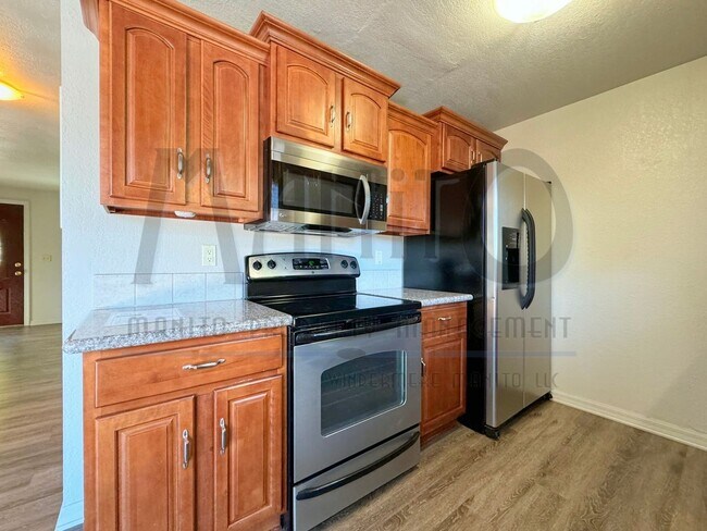 Building Photo - 521/523 E 11th Avenue Duplex