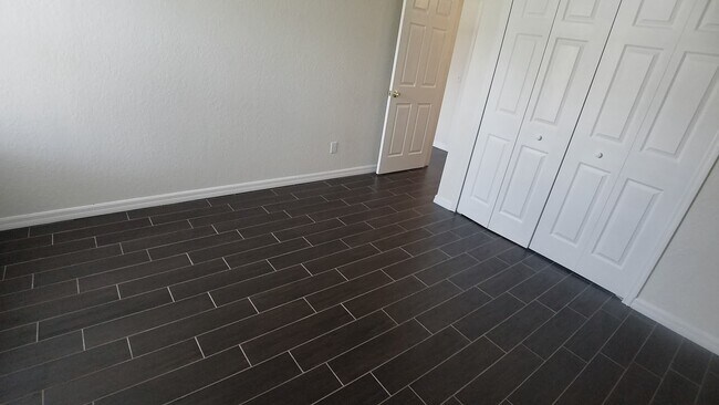 Building Photo - Beautiful Remodeled First Floor 2/2 Condo ...