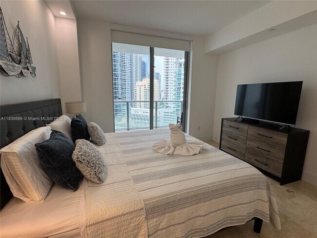 Building Photo - 1300 Brickell Bay Dr