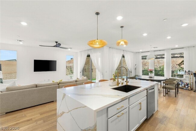 Building Photo - 6 Sun Lily Ln