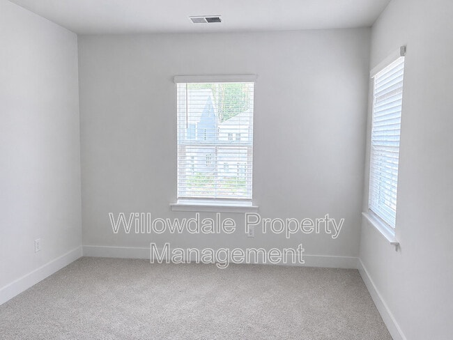 Building Photo - 2033 Florine Dr