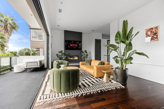 Building Photo - Architectural Contemporary with Panoramic ...