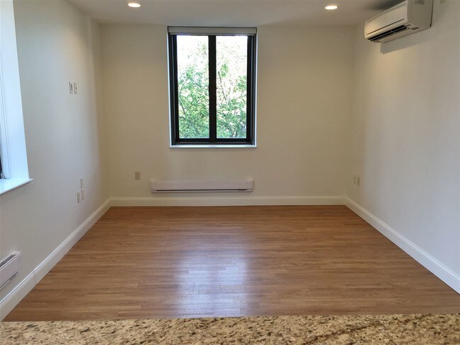 Building Photo - 875 Elm St