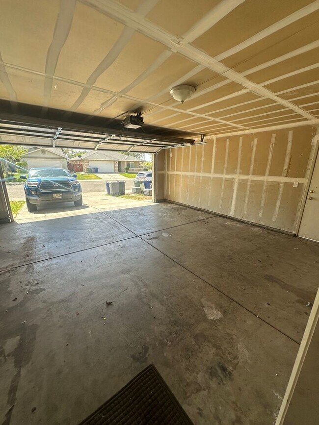 Building Photo - Four Bedroom Two Bathroom Home for Rent