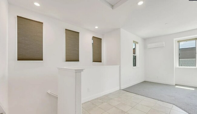 Building Photo - 3 bedroom | 3.5 bathroom | Davis Single Fa...