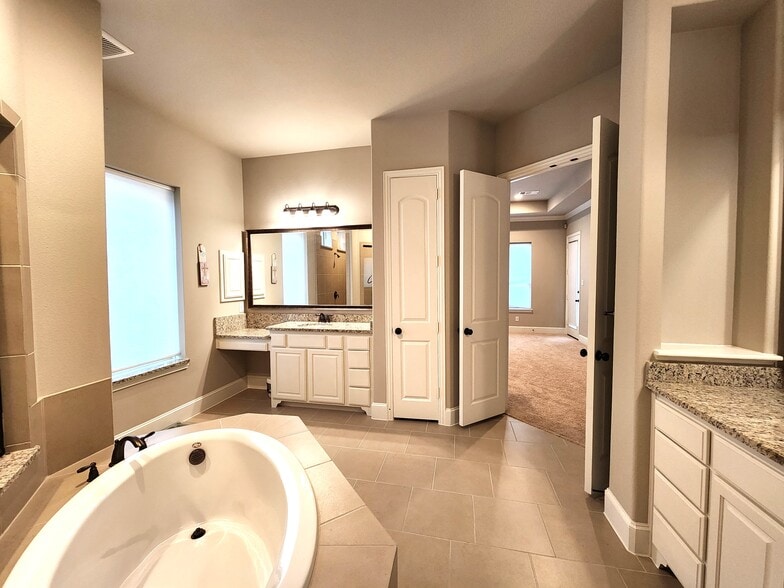 Building Photo - 7163 Split Rein Rd