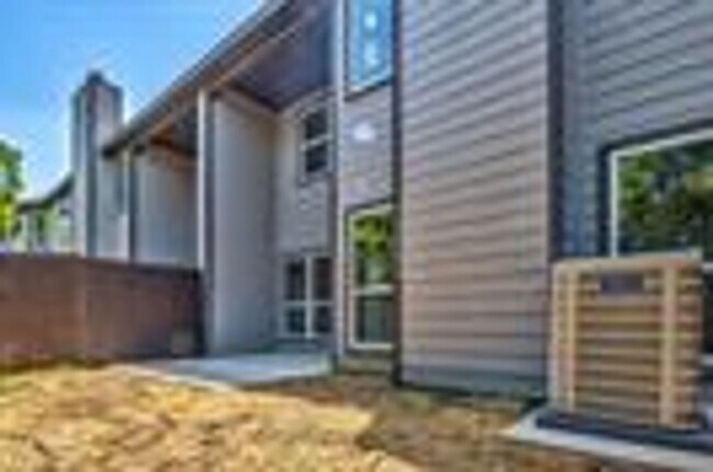 Building Photo - 3258 Wexford Dr