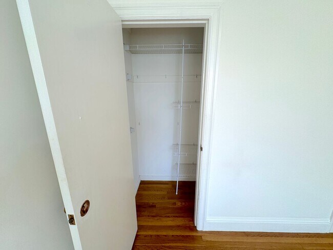 Building Photo - Marina: Bright Top Floor 1 Bed 1 Bath with...