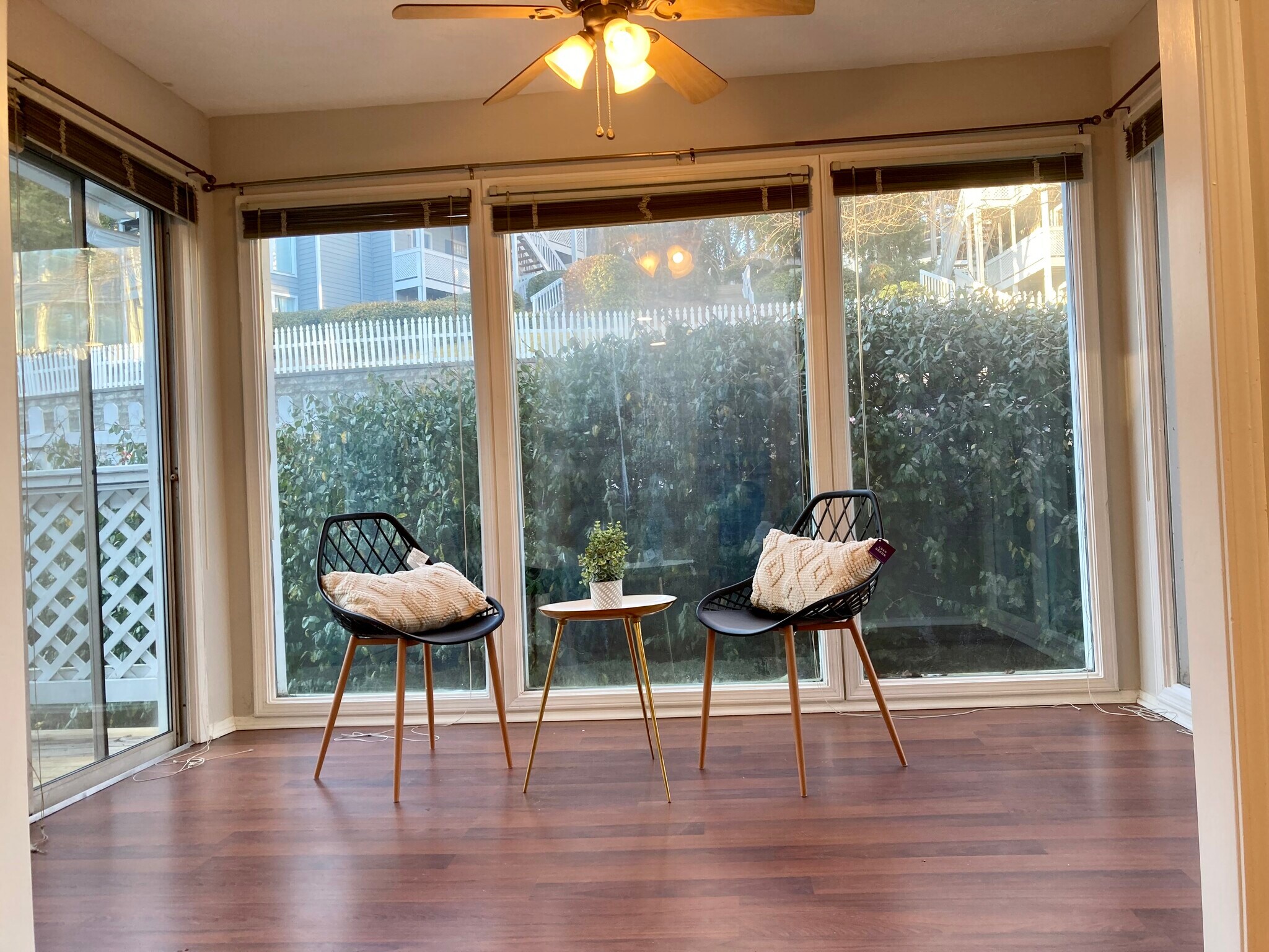 Sunroom with an exit to the balcony - 1405 Vicksburg Plz