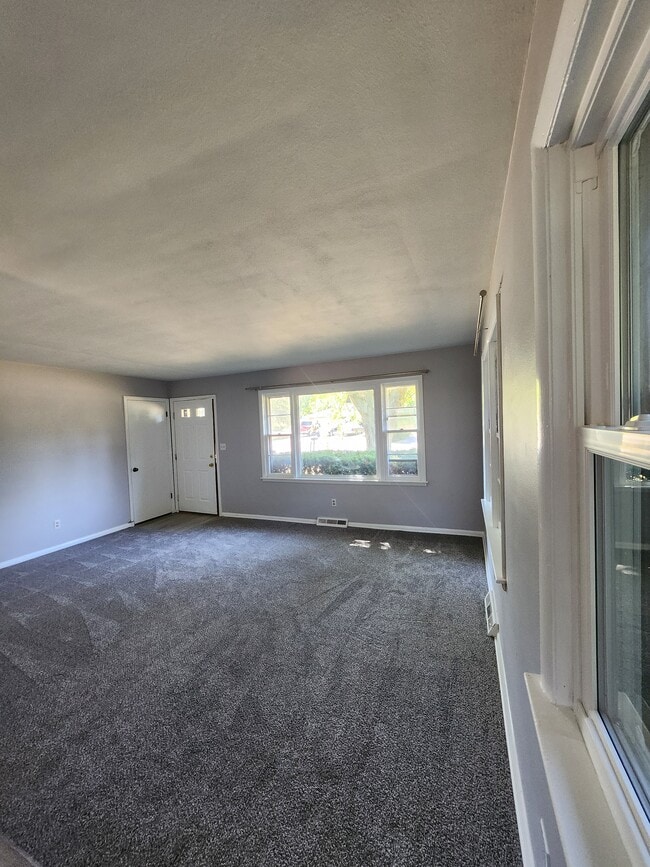 Building Photo - 613-617 W Sheridan Court