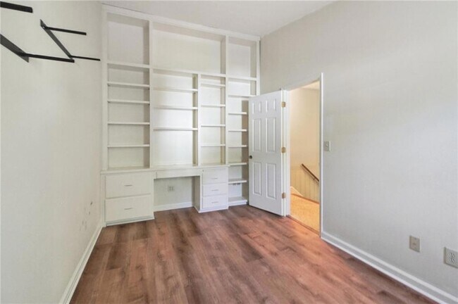 Building Photo - 1058 Mansfield Ct