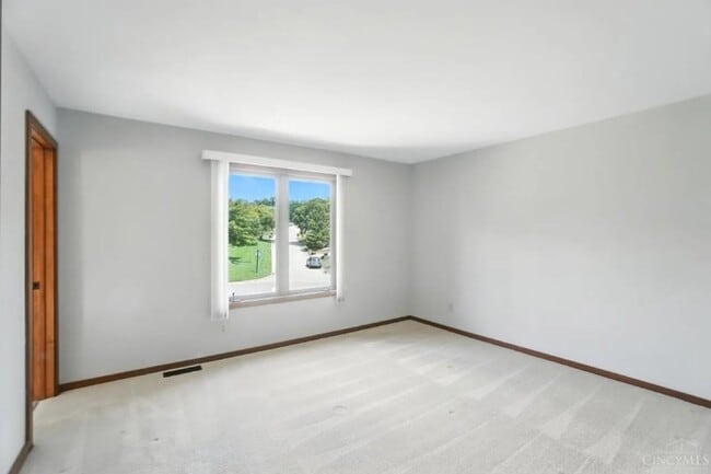 Building Photo - Luxury, Privacy, and Convenience All in One!