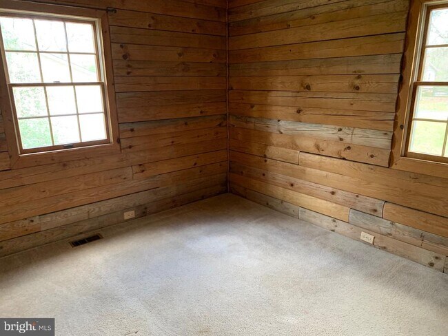 Building Photo - 7 Glade Dr