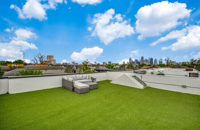 900 sqft rooftop deck with unobstructed views of downtown - 2307 N Carroll Ave