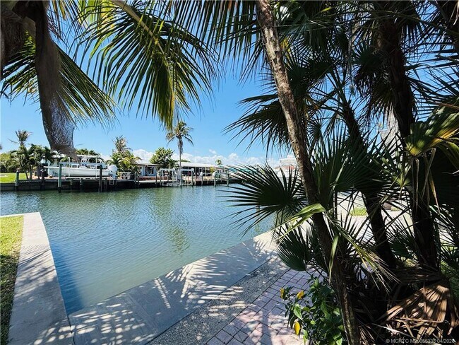 Building Photo - 10851 S Ocean Dr