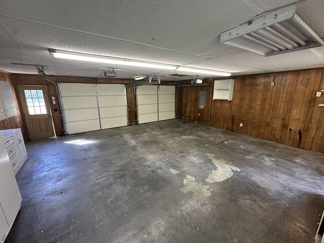 Building Photo - 341 Hickory Dr